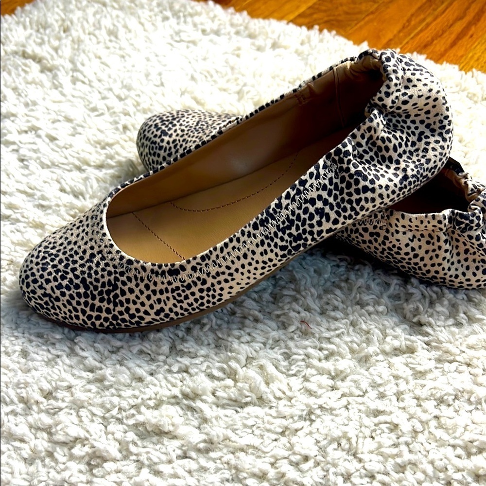 WOMENS TOMS JUDITH BEIGE MINI CHEETAH SUEDE FLAT SIZE 6.5 NWT